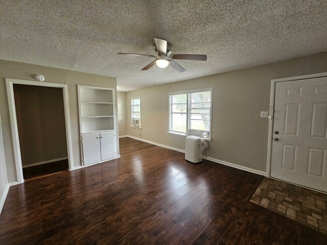 Photo - Charming duplex  established Parkdale Heights area of Dallas.