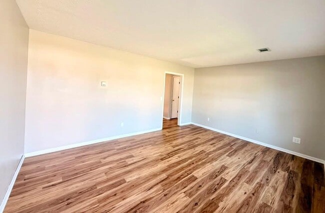 Photo - 220 Azalea St