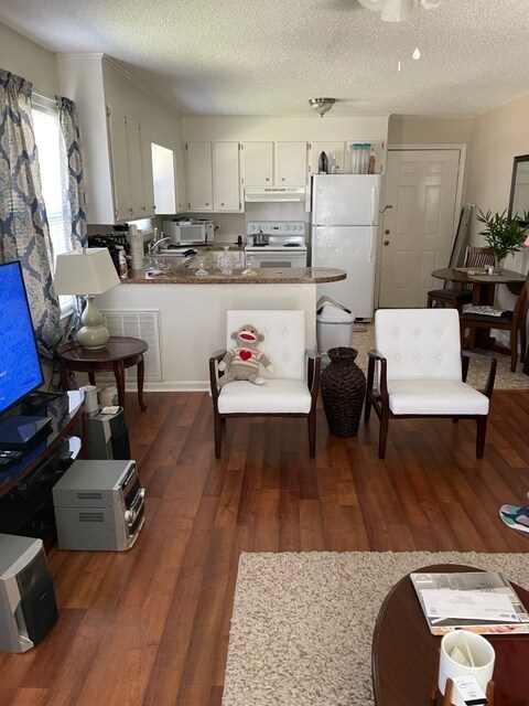 KITCHEN/ LIVINGROOM - 3124 Plantation Dr