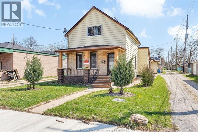 Photo - 947 Chatham St E