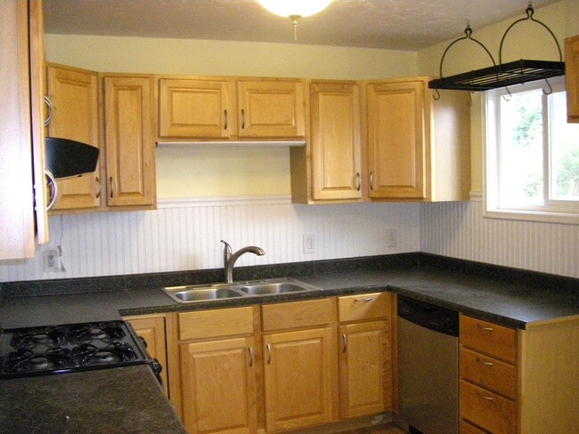 Photo - CUTE HOUSE CLOSE TO NIKE!