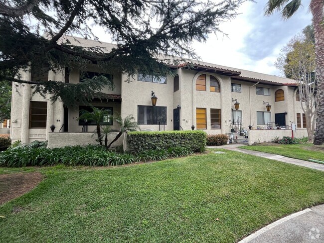 Building Photo - Beautiful and Spacious 2 Bed 2.5 Bath Town... Rental