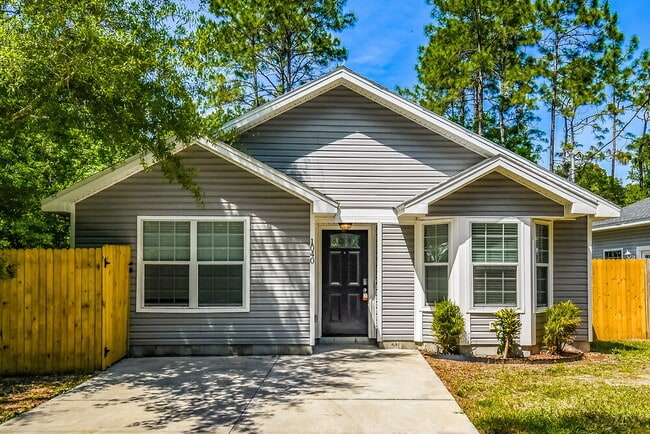 Building Photo - 1040 W 7th St