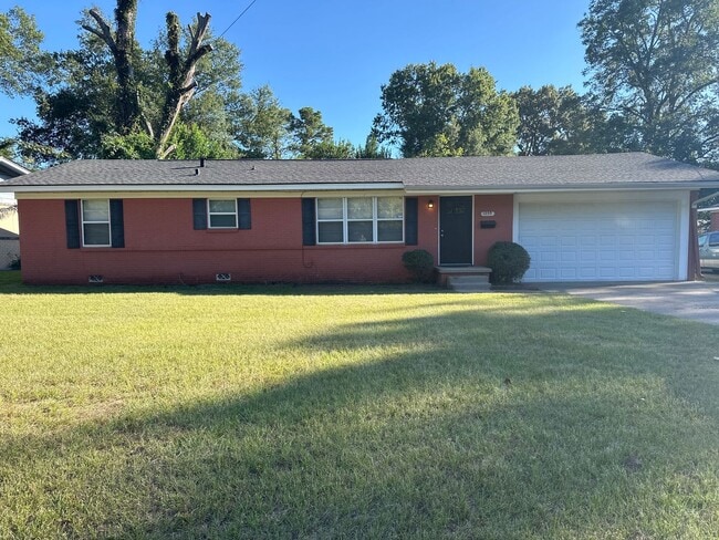 3 Bedroom Home with Large Backyard near An... - 3 Bedroom Home with Large Backyard near An...