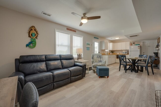 Photo - 600 W. Third Street Unidad First Floor