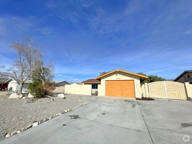 Building Photo - AVAILABLE NOW! 3 Bed 2 Bath Home in Desert...