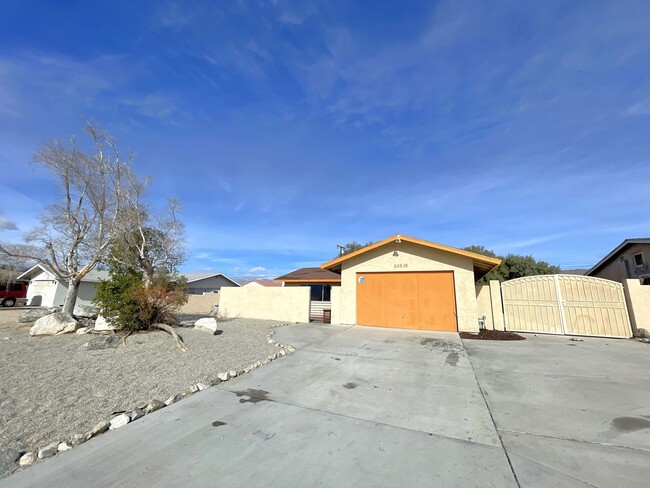 AVAILABLE NOW! 3 Bed 2 Bath Home in Desert... - AVAILABLE NOW! 3 Bed 2 Bath Home in Desert...