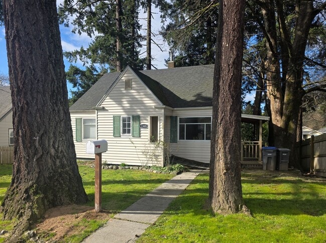 Building Photo - 2 bedroom home in West Bremerton