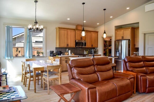 Photo - 214 Oak Crest Way