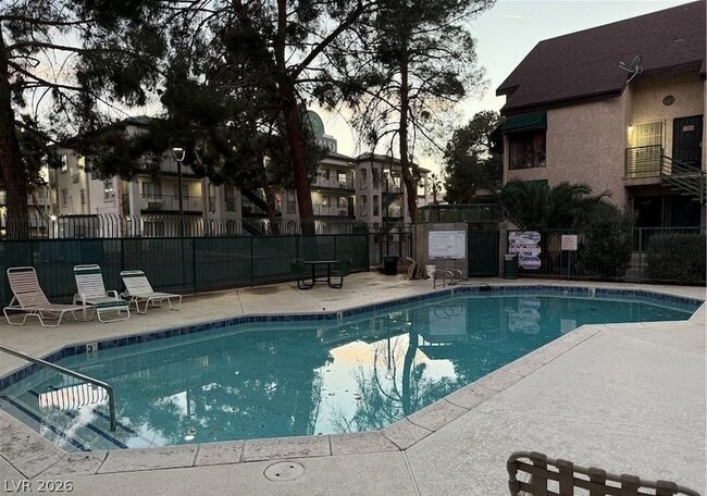 Building Photo - 460 Elm Dr Unit 204