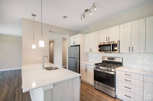 Building Photo - Two Bedroom Luxury Apartment (Elevator Bui... Unit 6104