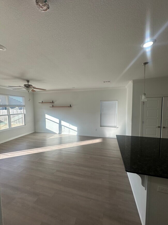 Photo - 1021 Lakeview Dr