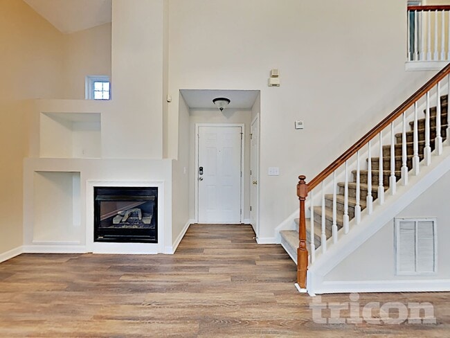 Photo - 102 W Oaks Pl