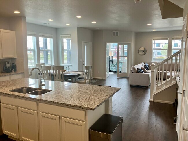 Photo - 6656 Argonne St