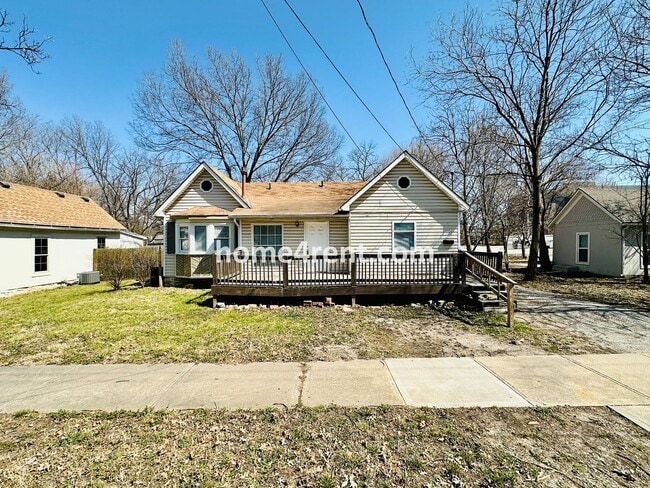 Building Photo - Updated 3 Bed, 2 Bath Ranch Home near Downtown Olathe!