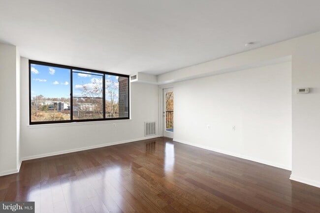 Building Photo - 10101 Grosvenor Pl Unit 211