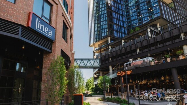 Building Photo - 2161 Hawkins St Unit 1V-P