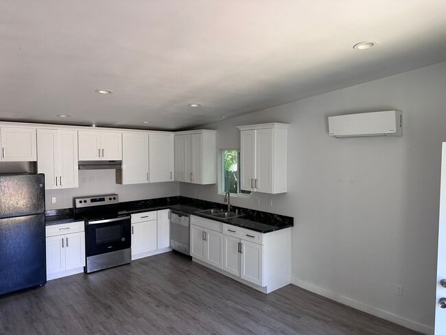 Newly renovated 2 bedroom house close to M... - Newly renovated 2 bedroom house close to M...