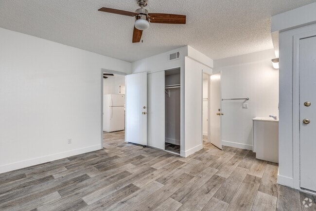 Shared Bathroom Studio - 300 SF