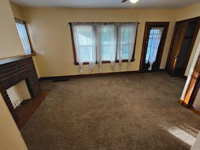 Building Photo - 3856 Martha Ave Unit Upper