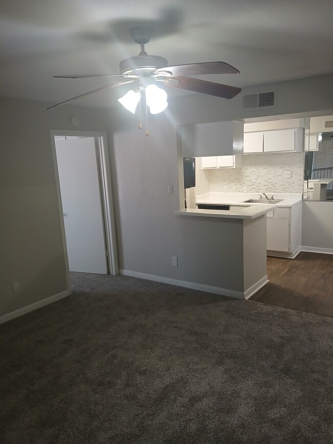 Sala de estar y comedor de 2x2 de 947 pies cuadrados - Spring Oaks Apartments