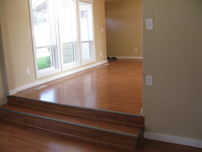 Photo - 305 S 5th St W