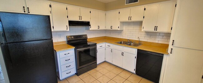 Photo - EXCELLENT HOME WITH MOUNTAIN VIEWS!