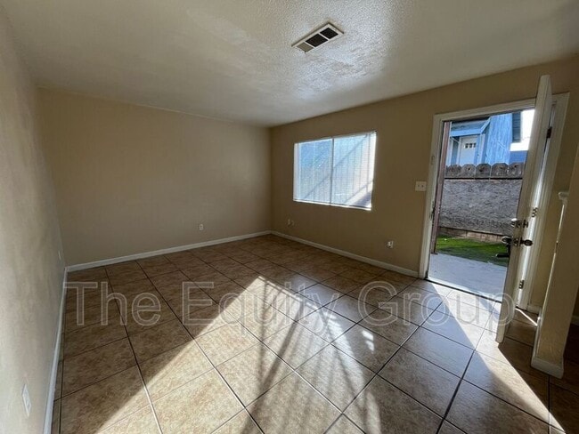 Photo - 93 N E St Unidad #A