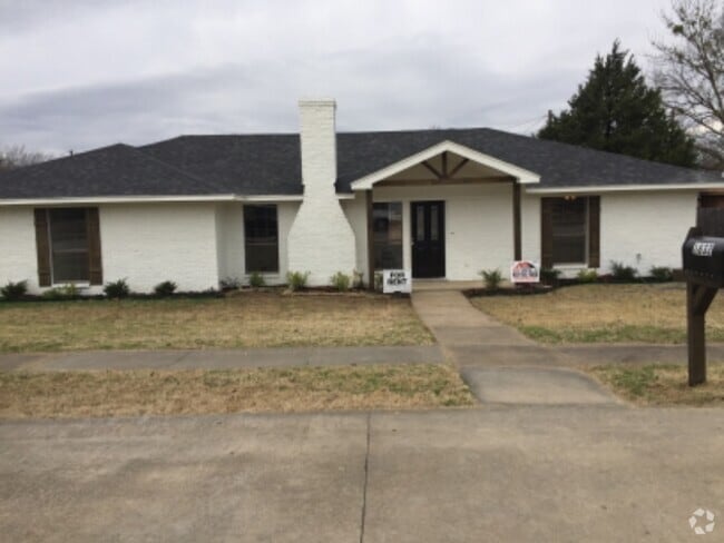 Building Photo - 1832 Woodbridge Dr Rental