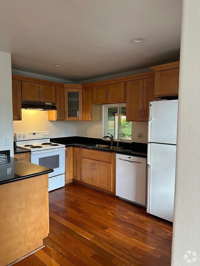Building Photo - 17930 Spring St Rental