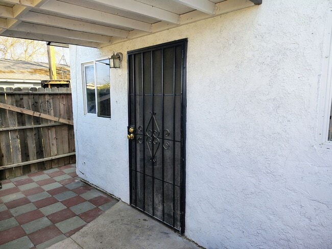 Building Photo - Cozy 1 Bedroom 1 Bathroom Unit in Oildale Now Available!