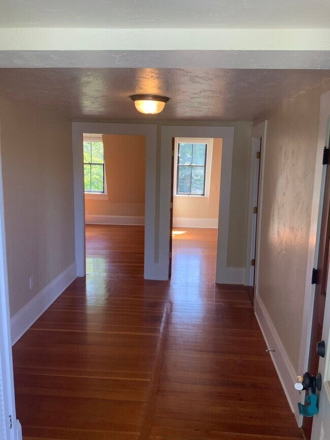 1006 W 12th Alley