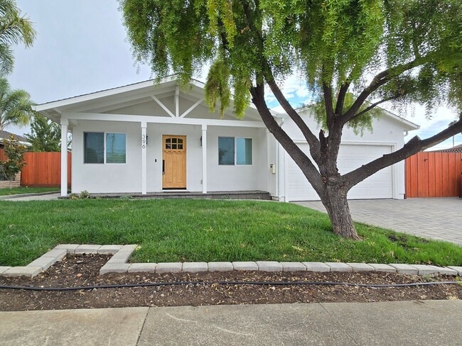 Building Photo - Spacious Single Family Home, Completed Ren...