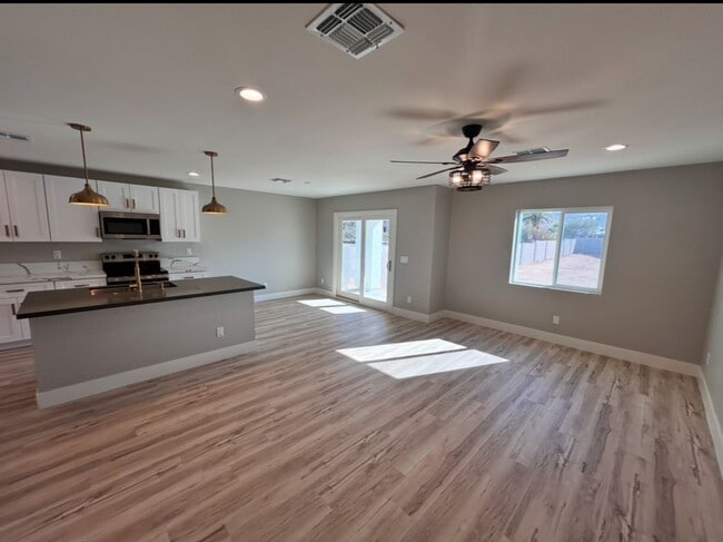 Building Photo - Beautiful New 3 Bedroom Phoenix home with Den/Loft! No HOA