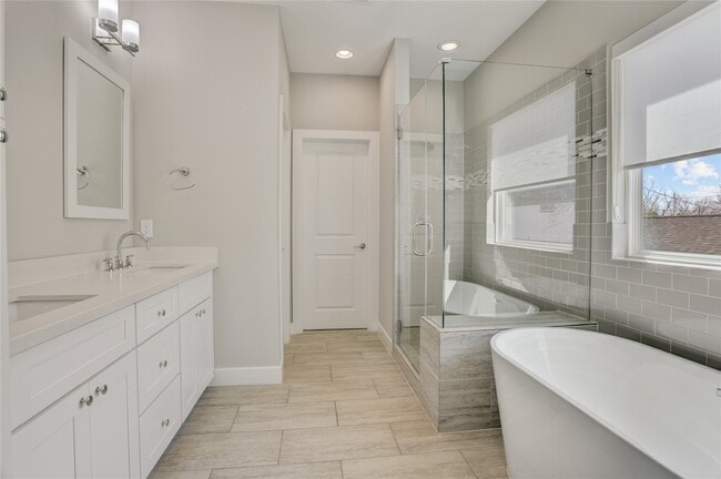 Photo - 2413 Chapman St