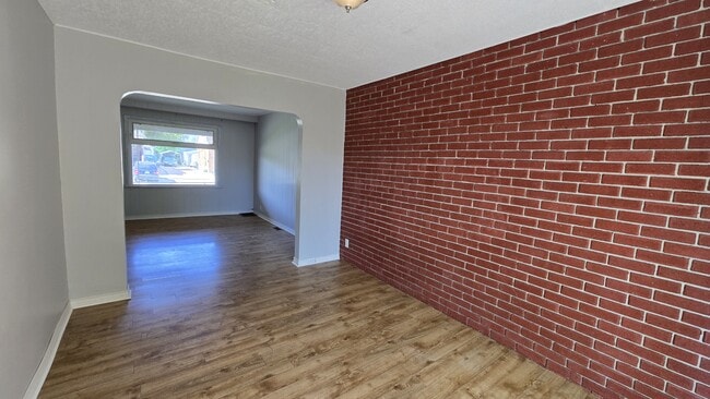 Building Photo - 965 Dunsmure Rd