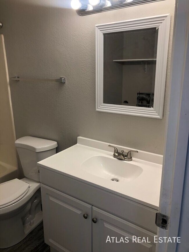 Photo - 465 W Ivyglen St Unidad 216