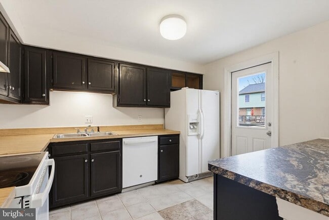 Photo - 106 Dunsford Ct