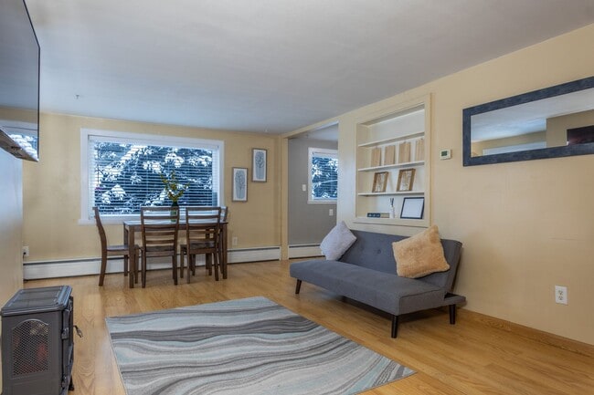 Building Photo - Old Airport Road 4751-VS Unit Apt 3