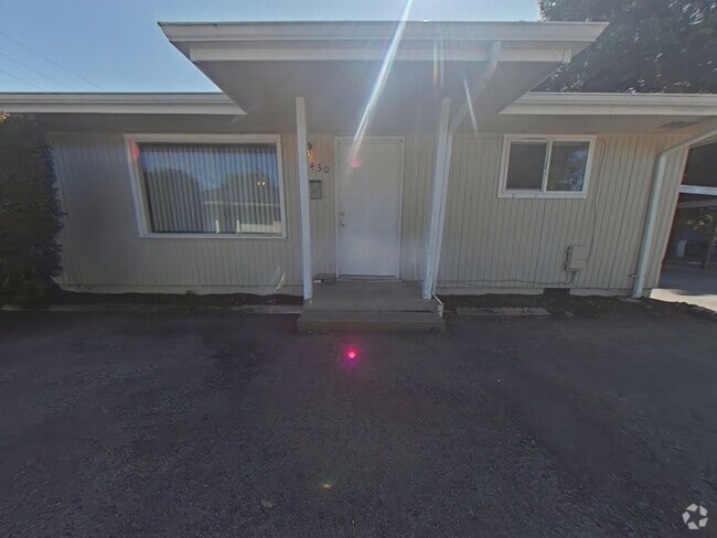 Building Photo - 2 Bedroom Duplex ~ Close to Campus Unit 2430 NW Grant Rental