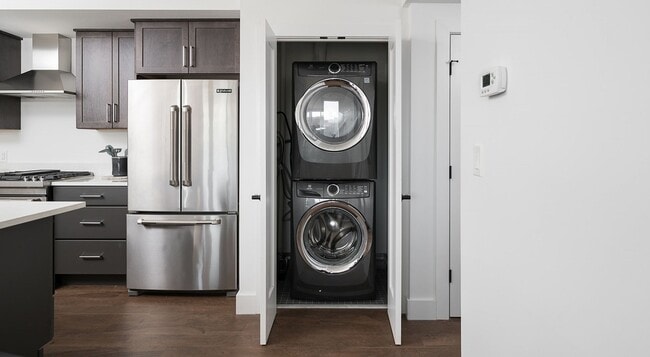 Photo - NO BROKER FEE! STUNNING RECENT CONSTRUCTION / IN-UNIT LAUNDRY
