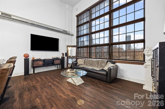 Building Photo - 715 N Graham St Unit 204