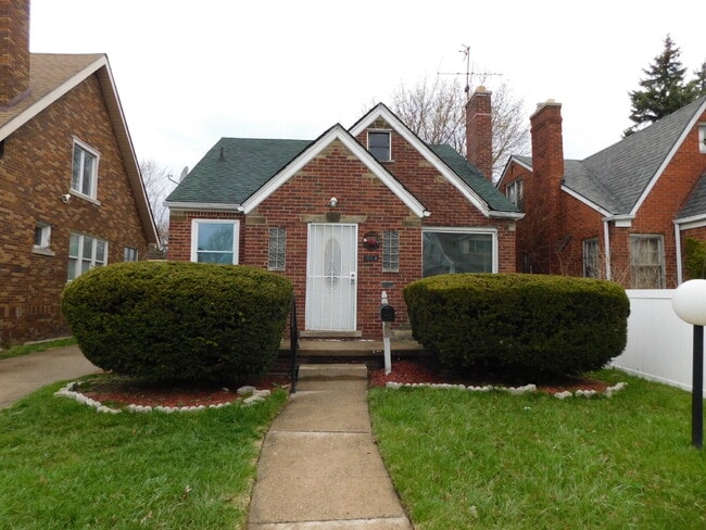 Building Photo - Newly Refreshed Move In Ready Bungalow