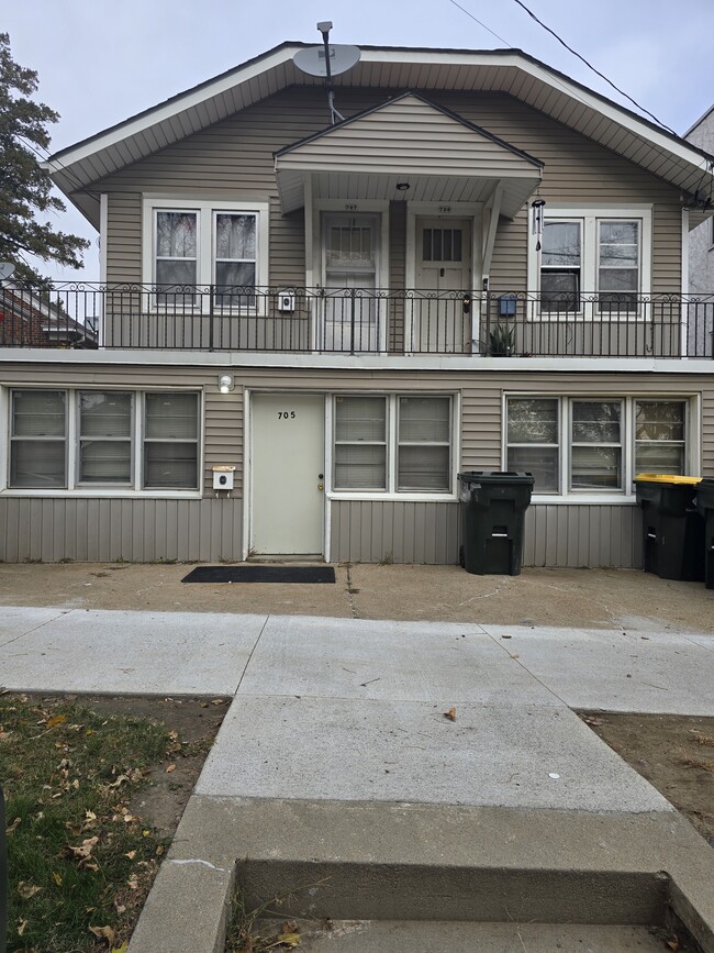 Building Photo - 709 28th St Unit 709