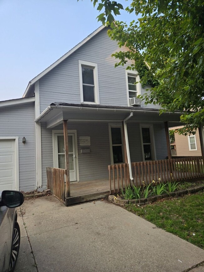 Characteristic 3-Bedroom Home with Dual Ga... - Characteristic 3-Bedroom Home with Dual Ga...