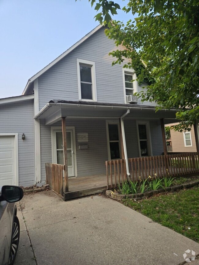 Building Photo - Characteristic 3-Bedroom Home with Dual Ga...