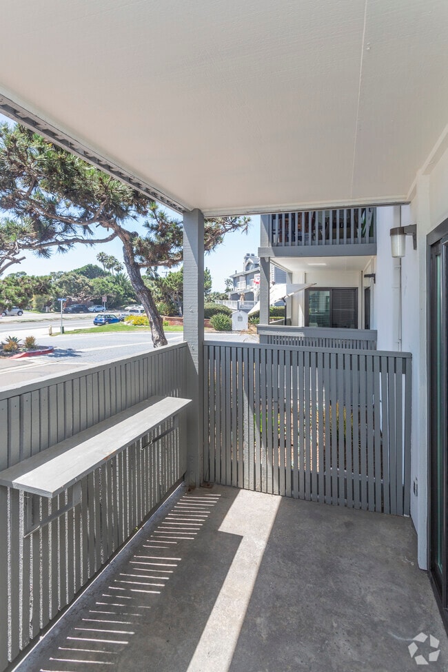 1 BR, 1 BA - 730 SF