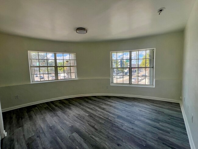 Building Photo - 1630 NW 35th St Unit 1