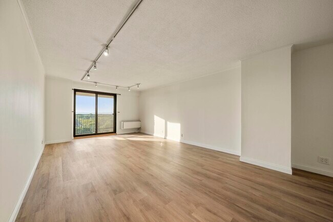 Photo - 7855 JFK Blvd E Unidad 17H Rental