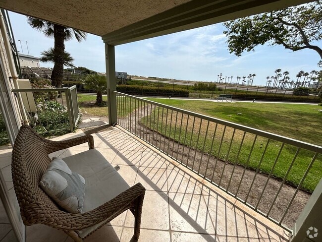 Building Photo - Beautiful Ocean Front Condo